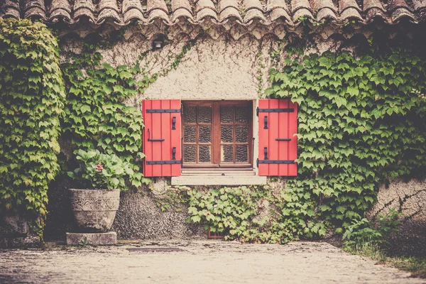 Evin cephesi ile Güney Fransa penceresinde Telifsiz Stok Fotoğraflar