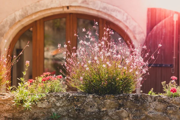 Fachada de casa con balcón y flores Imágenes De Stock Sin Royalties Gratis