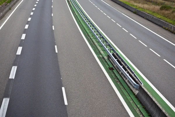 Autobahn durch Frankreich zur Sommerzeit — Stockfoto