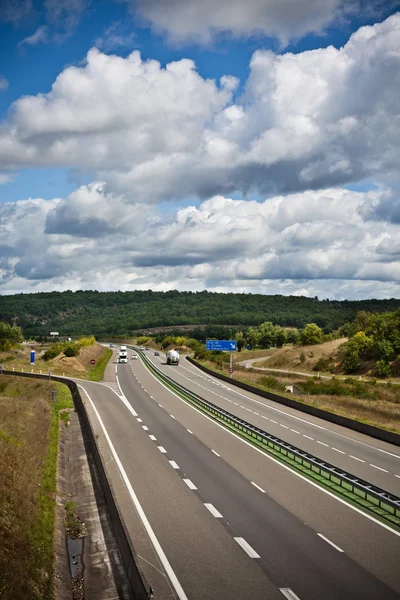 Snelweg door Frankrijk op zomertijd — Stockfoto