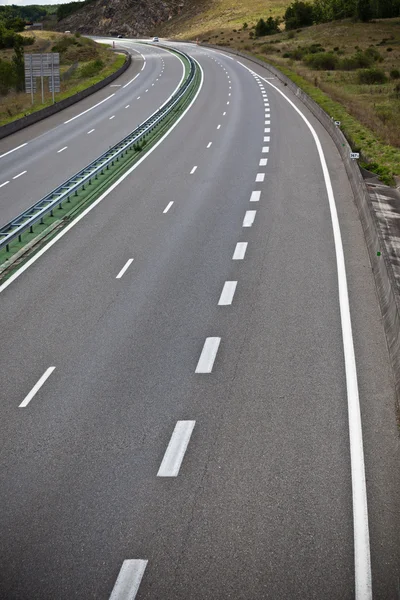 Autobahn durch Frankreich zur Sommerzeit — Stockfoto