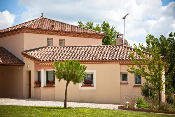 Casa de campo moderna na França rural — Fotografia de Stock