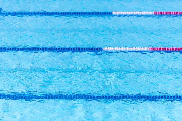 Klares, transparentes Schwimmbad — Stockfoto