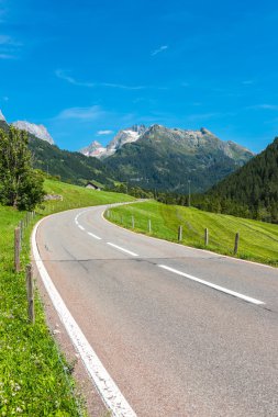 Dağlar yol sırayla