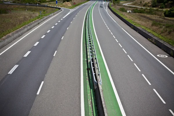 Snelweg door Frankrijk op zomertijd — Stockfoto