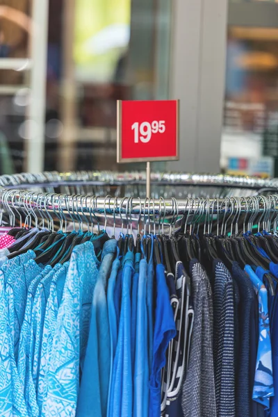 Zomer vrouwelijke jurken in een winkel — Stockfoto