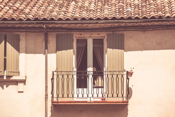 Fachada de casa con ventana — Foto de Stock