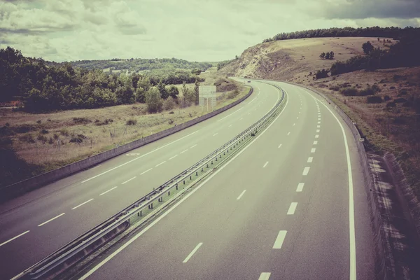 Autobahn durch Frankreich zur Sommerzeit — Stockfoto