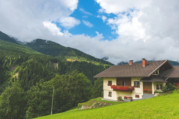 Traditionella alpina hus Royaltyfria Stockbilder