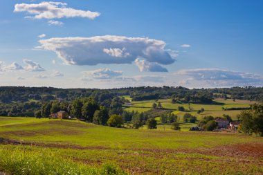 Bir çiftlik ve bir fileld ile kırsal manzara