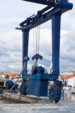 Bir Marina bir gemi için büyük vinç