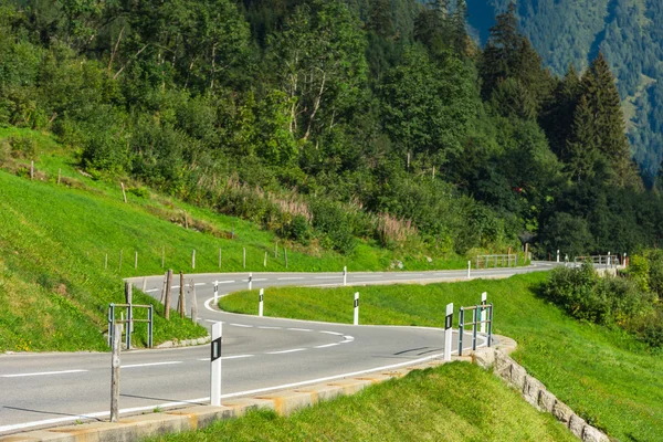 Estrada virar nas montanhas — Fotografia de Stock