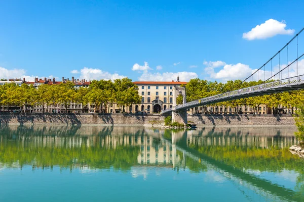 Frankreich mit Spiegelungen im Wasser — Stockfoto