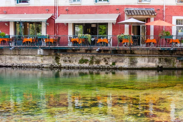 Petit café sur un quai dans une ville française — Photo