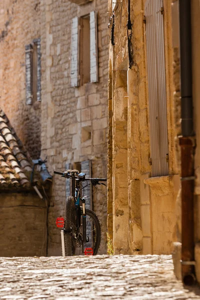 Bicicleta en una calle de un casco antiguo — Foto de Stock
