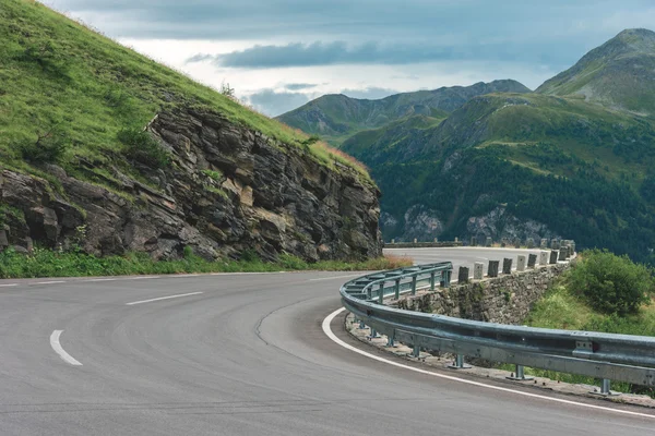 Dağlar yol sırayla — Stok fotoğraf