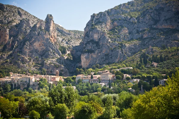 Moustiers-Sainte-Marie dorp weergave in de Provence — Stockfoto