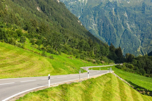 Estrada virar nas montanhas — Fotografia de Stock