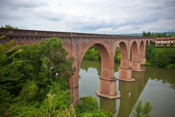 Weergave van een baksteen brug in Albi, Frankrijk — Stockfoto