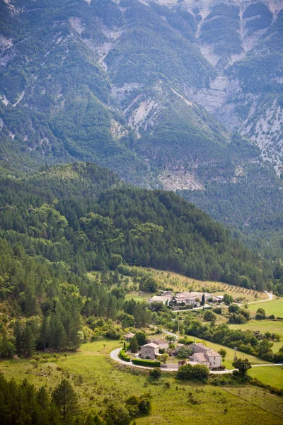 Montanhas Paisagem com uma aldeia em Provence — Fotografia de Stock