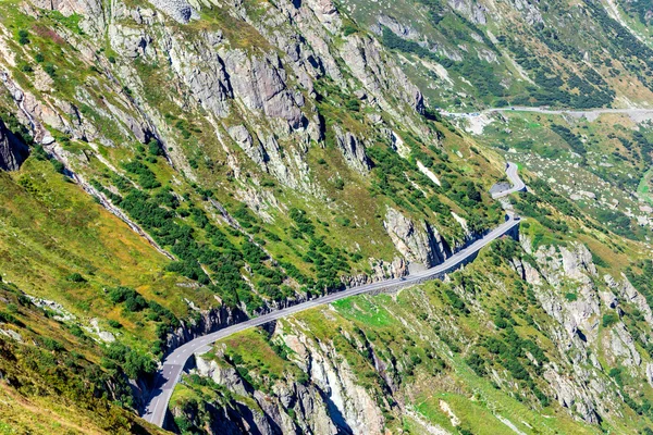 Estrada virar nas montanhas — Fotografia de Stock