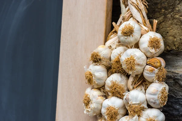 Bawang putih bunch di pasar petani — Stok Foto