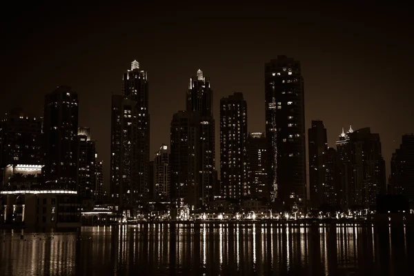 ドバイ ・ シティの夜景と相まって — ストック写真
