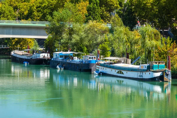 Vue des péniches sur la rivière — Photo