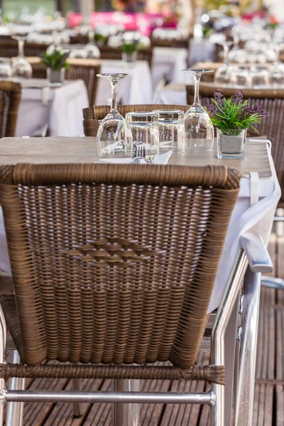 Acogedoras mesas de restaurante listas para el servicio — Foto de Stock