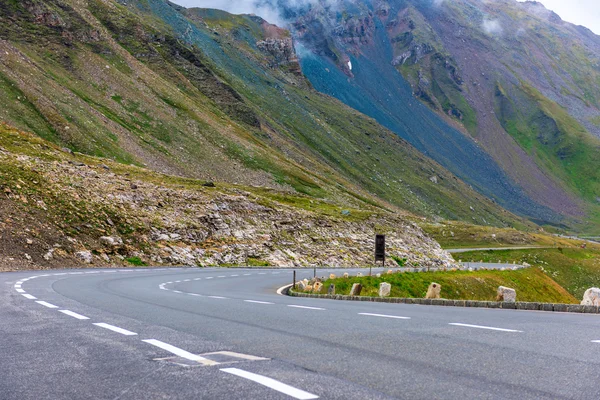 Camino de vuelta en las montañas — Foto de Stock