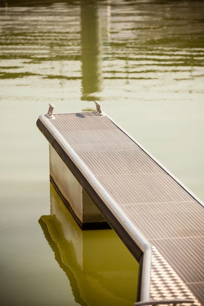 Muelle moderno en el agua — Foto de Stock