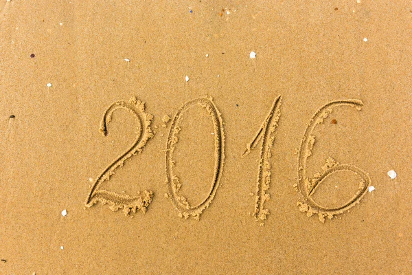 2016 jaar geschreven op het strand zand — Stockfoto