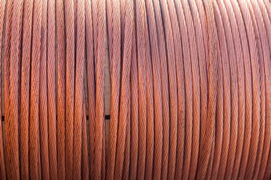 elektrik kablosunun büyük makaralar