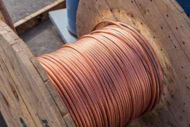 elektrik kablosunun büyük makaralar