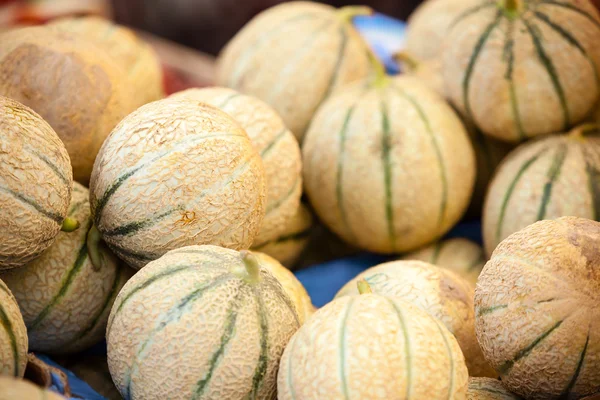 Reife frische Melonen stapeln sich — Stockfoto