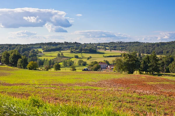 Bir çiftliği olan kırsal manzara — Stok fotoğraf