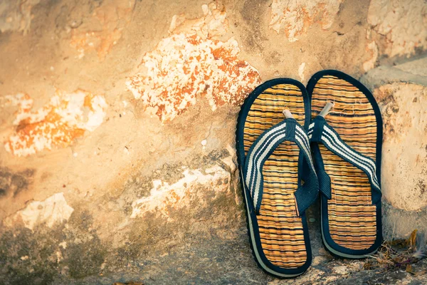 Beach flip-flops on the wall background — Stock Photo, Image