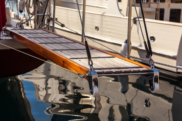 Échelle en bois sur yacht marin — Photo