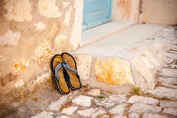 Beach flip-flops on the wall background — Stock Photo, Image