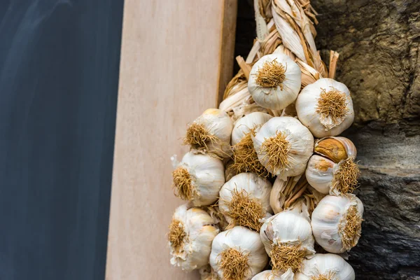 Knoblauchsträuße auf einem Bauernmarkt — Stockfoto