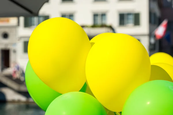 Parlak sarı ve yeşil balonlar — Stok fotoğraf