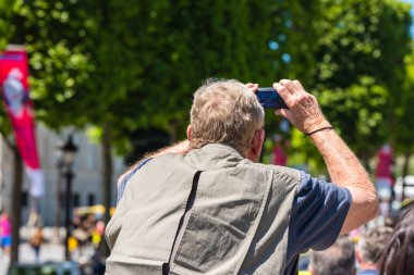 Adam sokakta fotoğraf çekmek