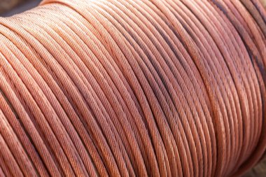 elektrik kablosunun büyük makaralar