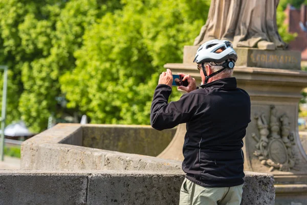 Homme prenant des photos sur le pont — Photo