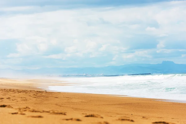 Long Sand Atlantic Beach com ondas oceânicas — Fotografia de Stock