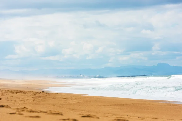 Long Sand Atlantic Beach com ondas oceânicas — Fotografia de Stock