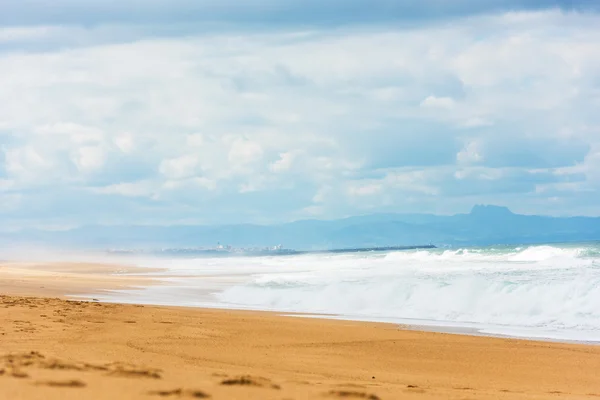 Langer atlantischer Sandstrand mit Meereswellen — Stockfoto