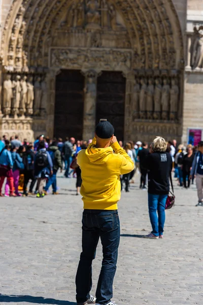 Homme prenant des photos dans la rue — Photo