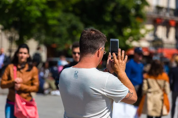 Uomo che scatta foto per strada — Foto Stock