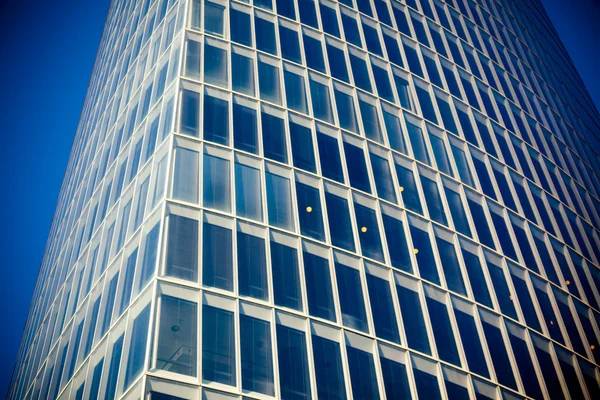 Escritório edifício arranha-céus de vidro — Fotografia de Stock